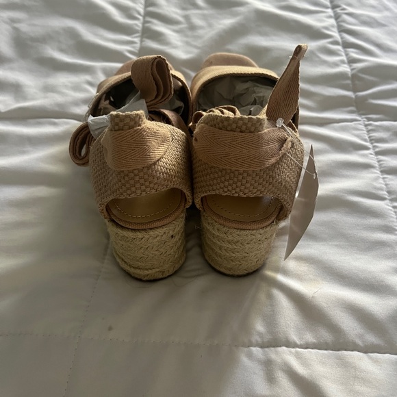 NWT H&M Lace Up Tan Heels - Picture 3 of 6